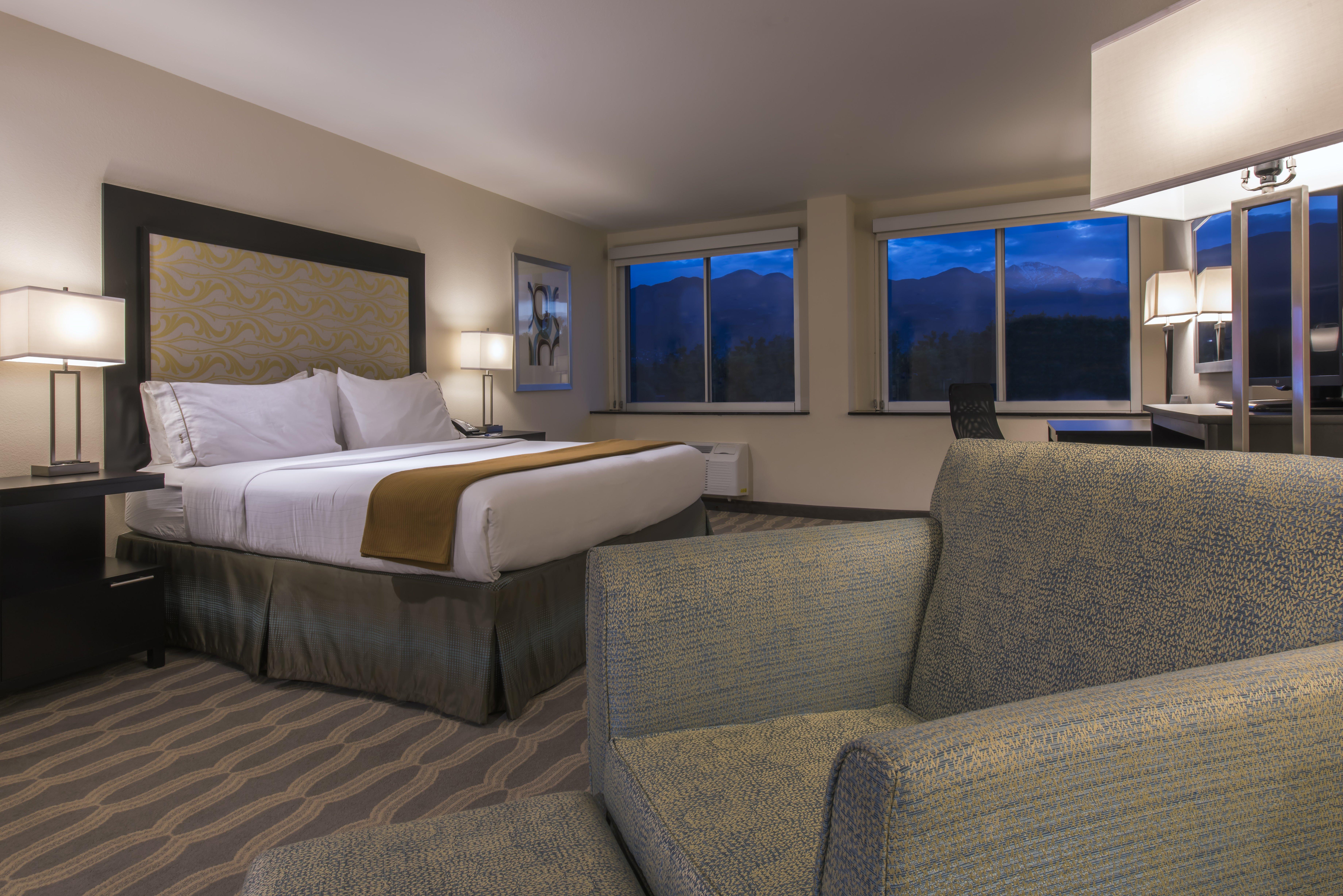 Holiday Inn Express & Suites Colorado Springs Central By Ihg Buitenkant foto