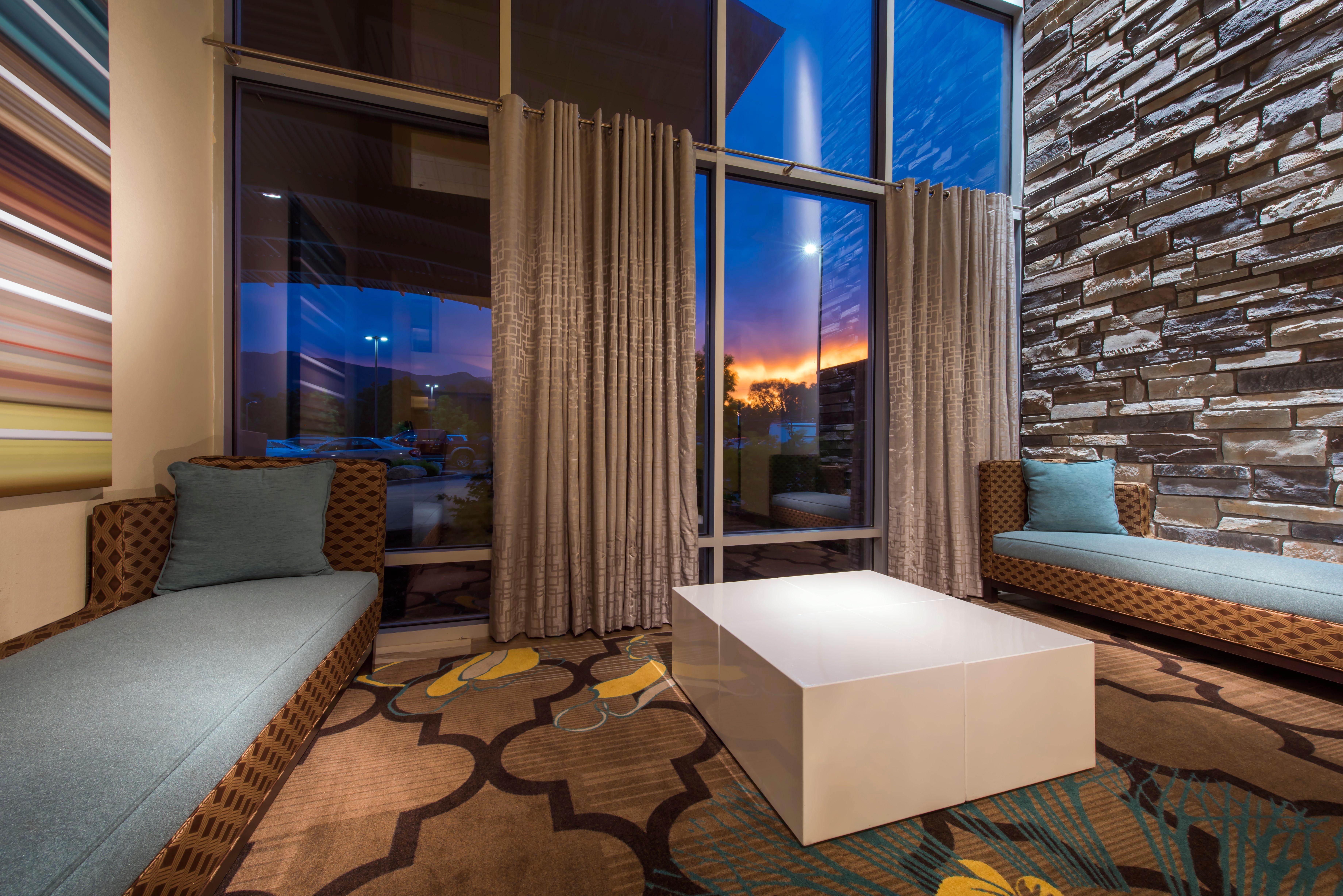 Holiday Inn Express & Suites Colorado Springs Central By Ihg Buitenkant foto
