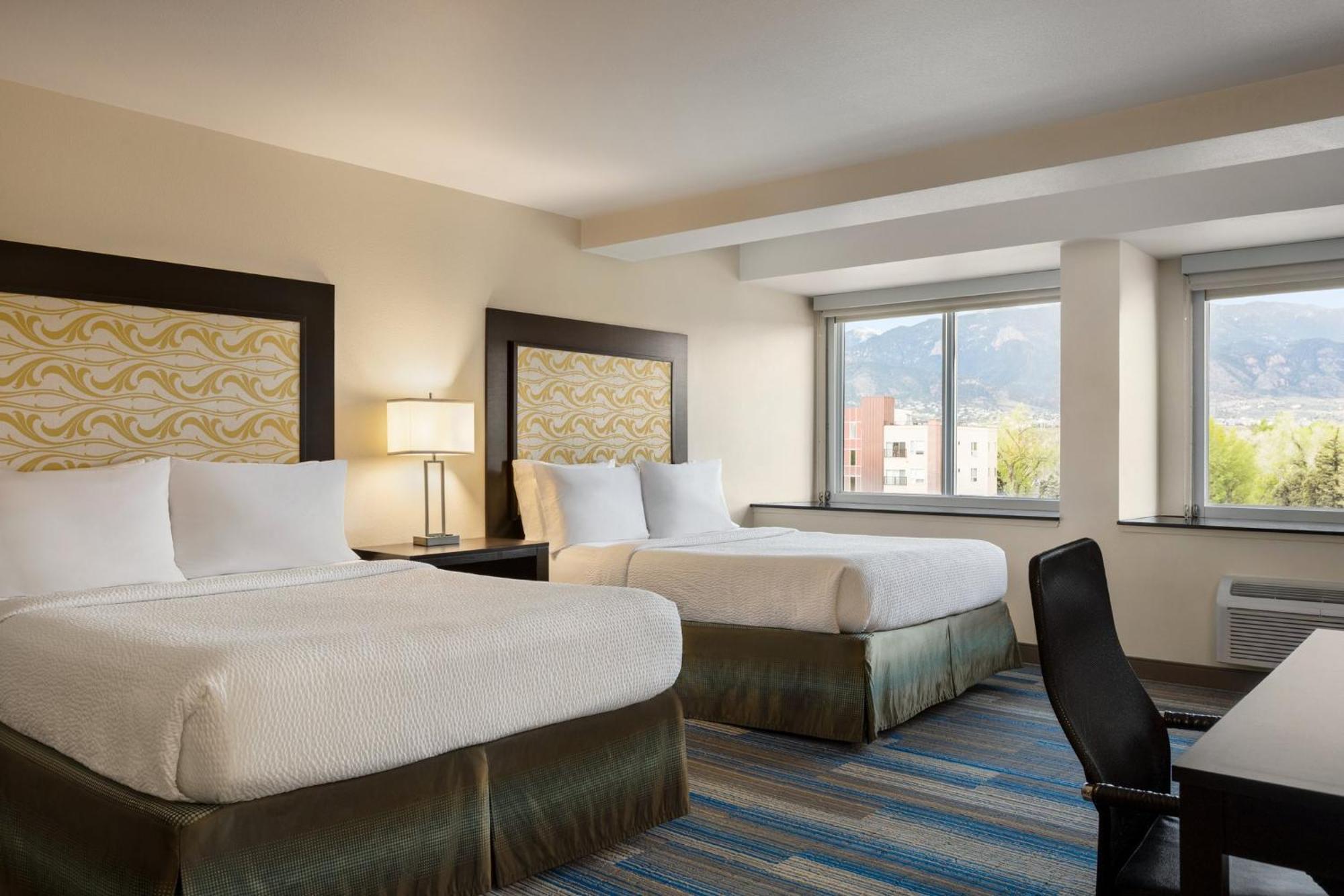 Holiday Inn Express & Suites Colorado Springs Central By Ihg Buitenkant foto