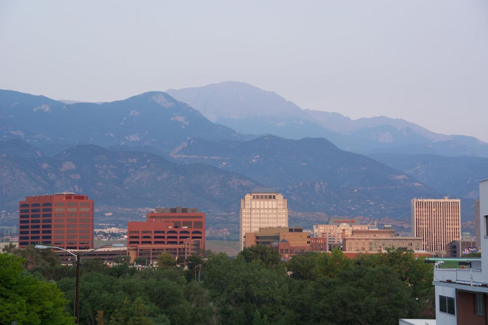 Holiday Inn Express & Suites Colorado Springs Central By Ihg Buitenkant foto